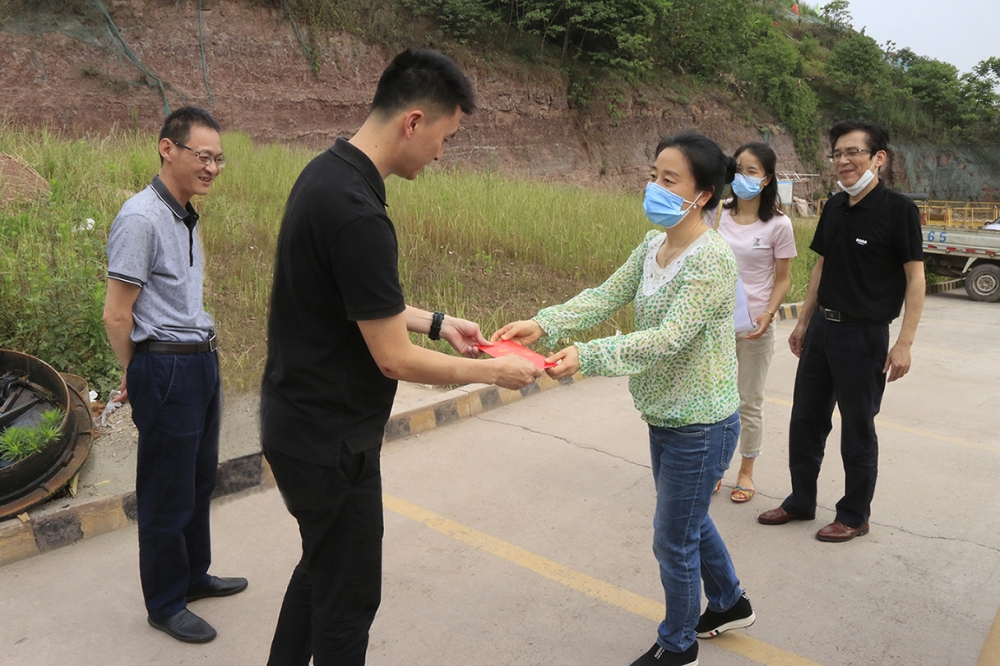 市總工會(huì)嚴(yán)主任一行到公司慰問市勞模林宇峰